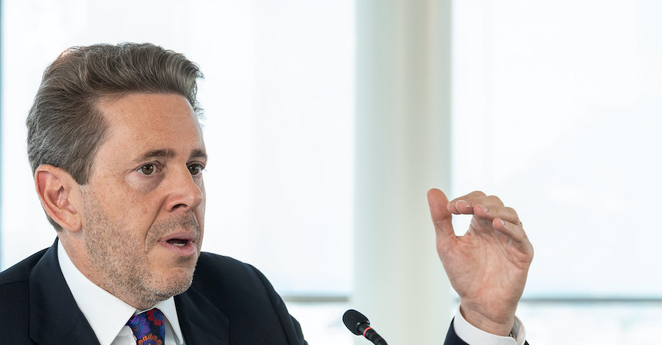 Porträt des WKO-Präsidenten mit erhobener linker Hand