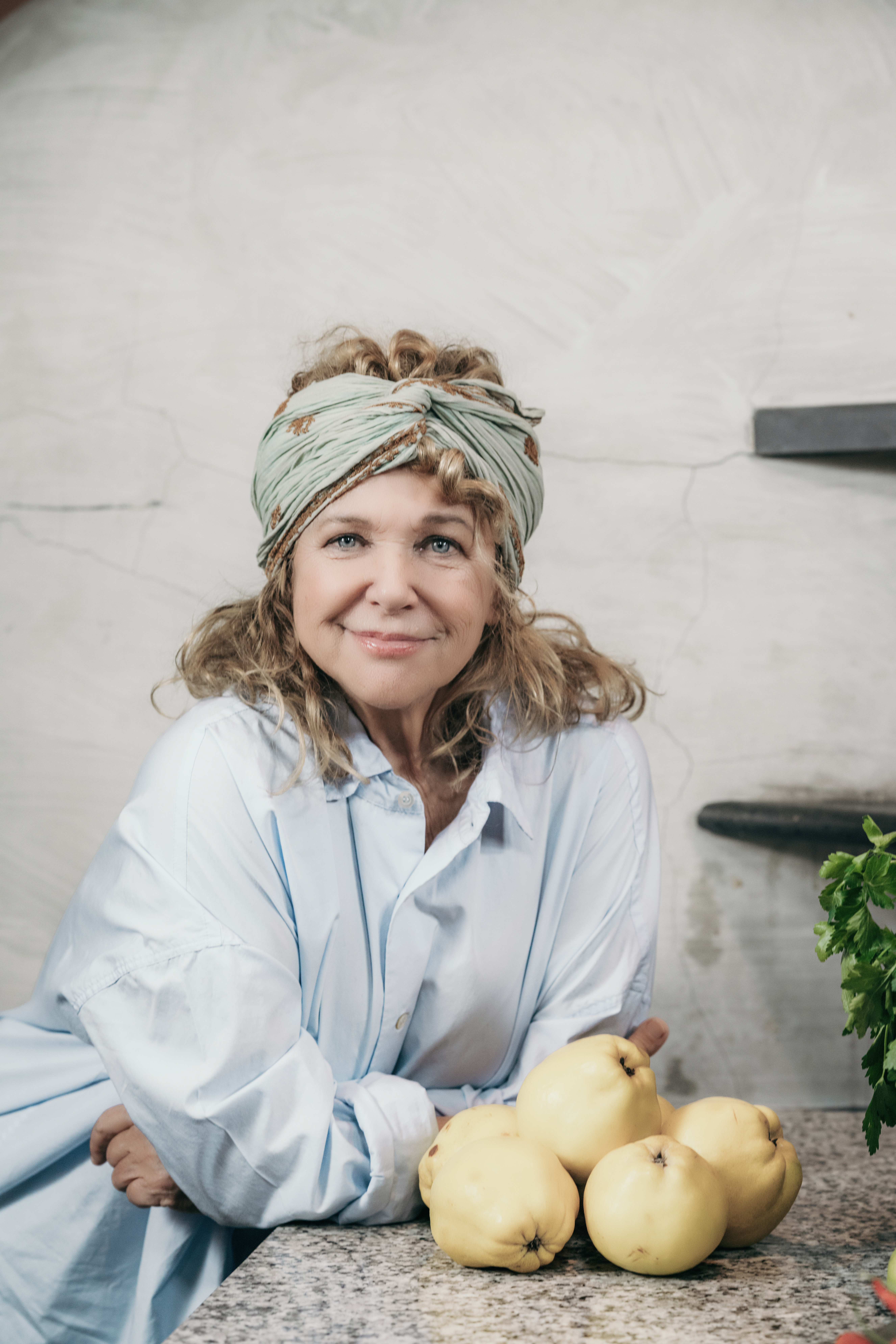 Köchin Haya Molcho lehnt an der Arbeitsplatte | Credit: Neni