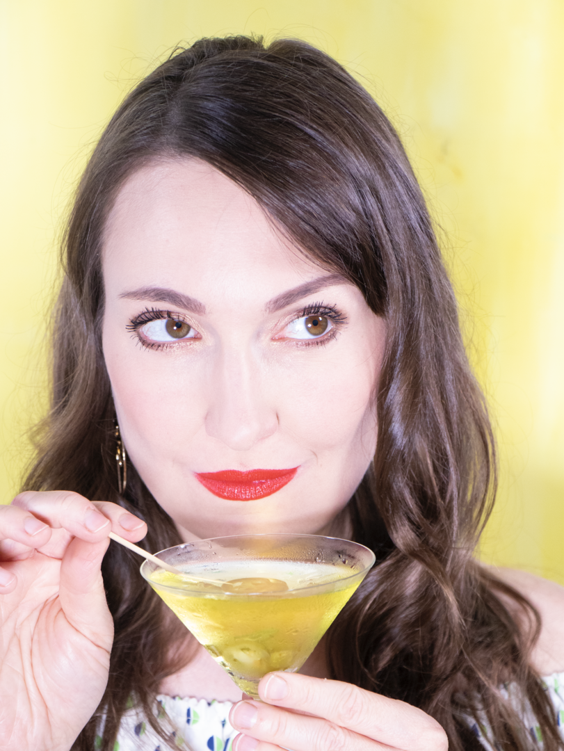 Henriette Wulff rührt in einem Glas Martini | Credit: Toby Wulff