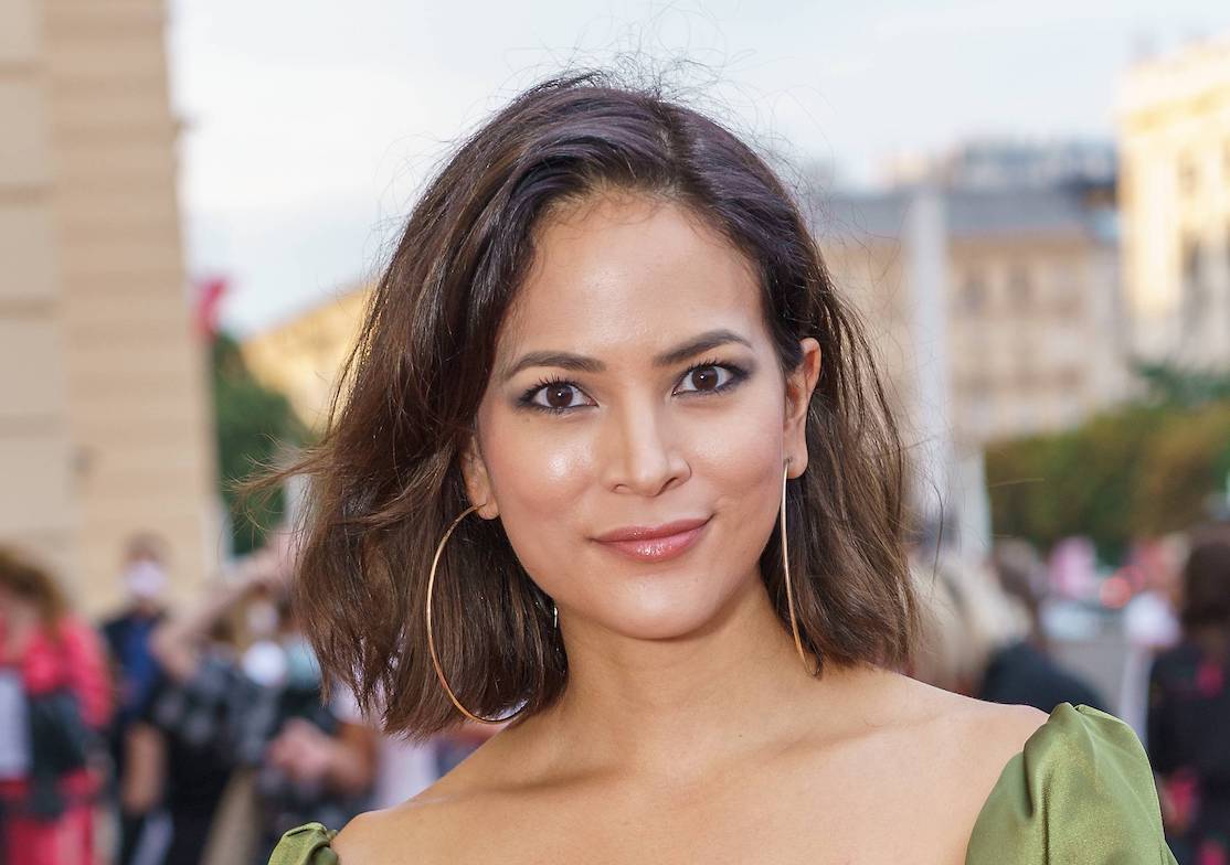 Porträt der dunkelhaarigen Moderatorin am Red Carpet