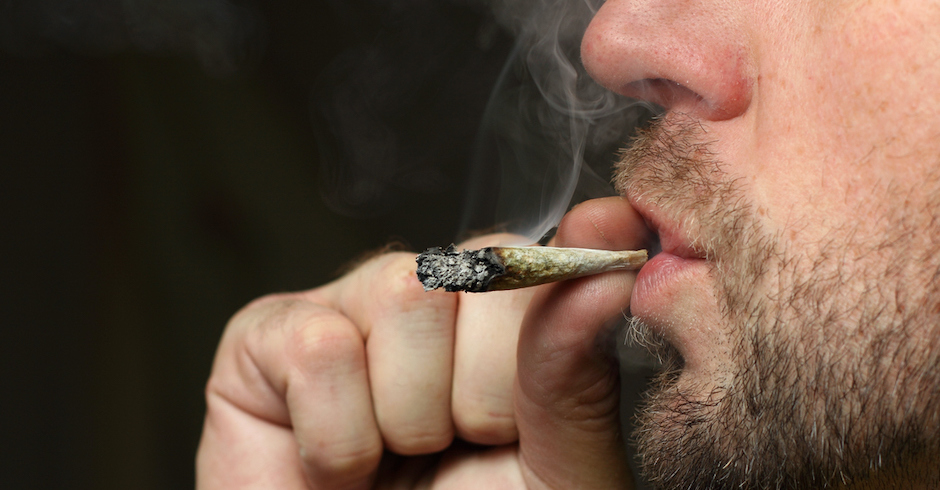 Bärtiger Mann mit Joint im Profil, Ausschnitt Nase bis Kinn