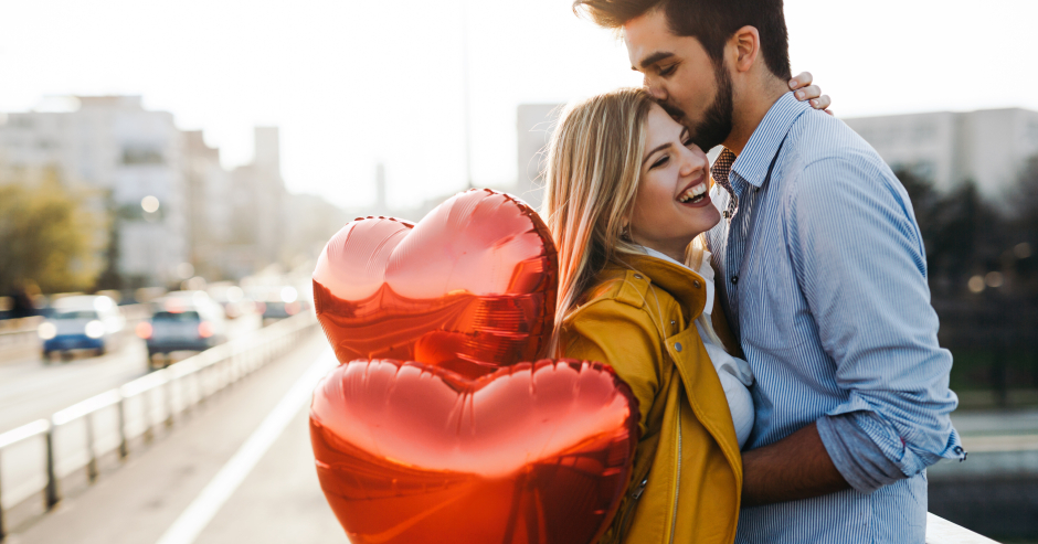 Frisch verliebtes Paar mit Herz-Ballons | Credit: iStock.com/nd3000