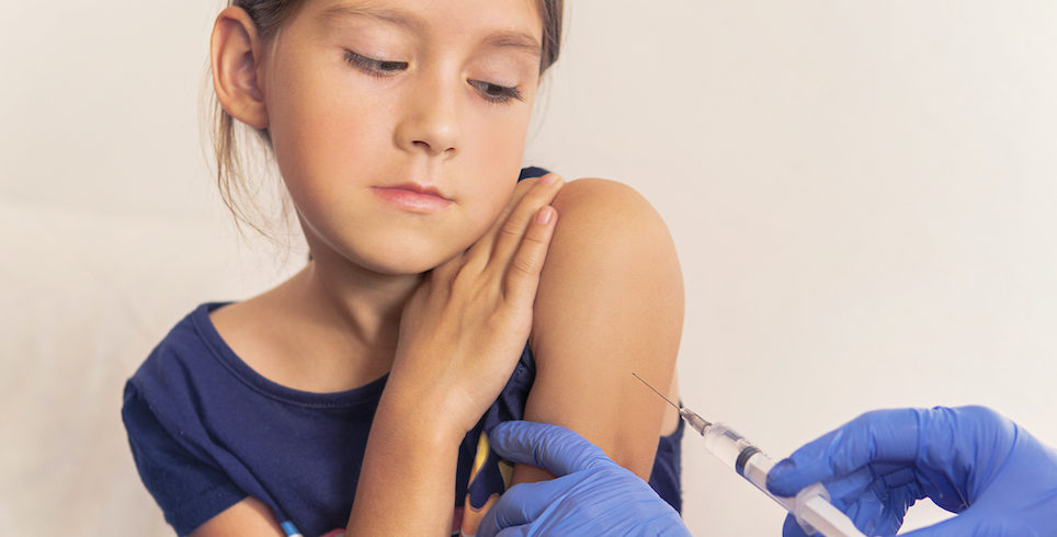 Mädchen mit blauem Shirt wird geipmft| Credit: iStock.com/Diy13
