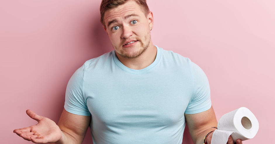 Mann Ende Dreißig mit Toilettenpapierrolle