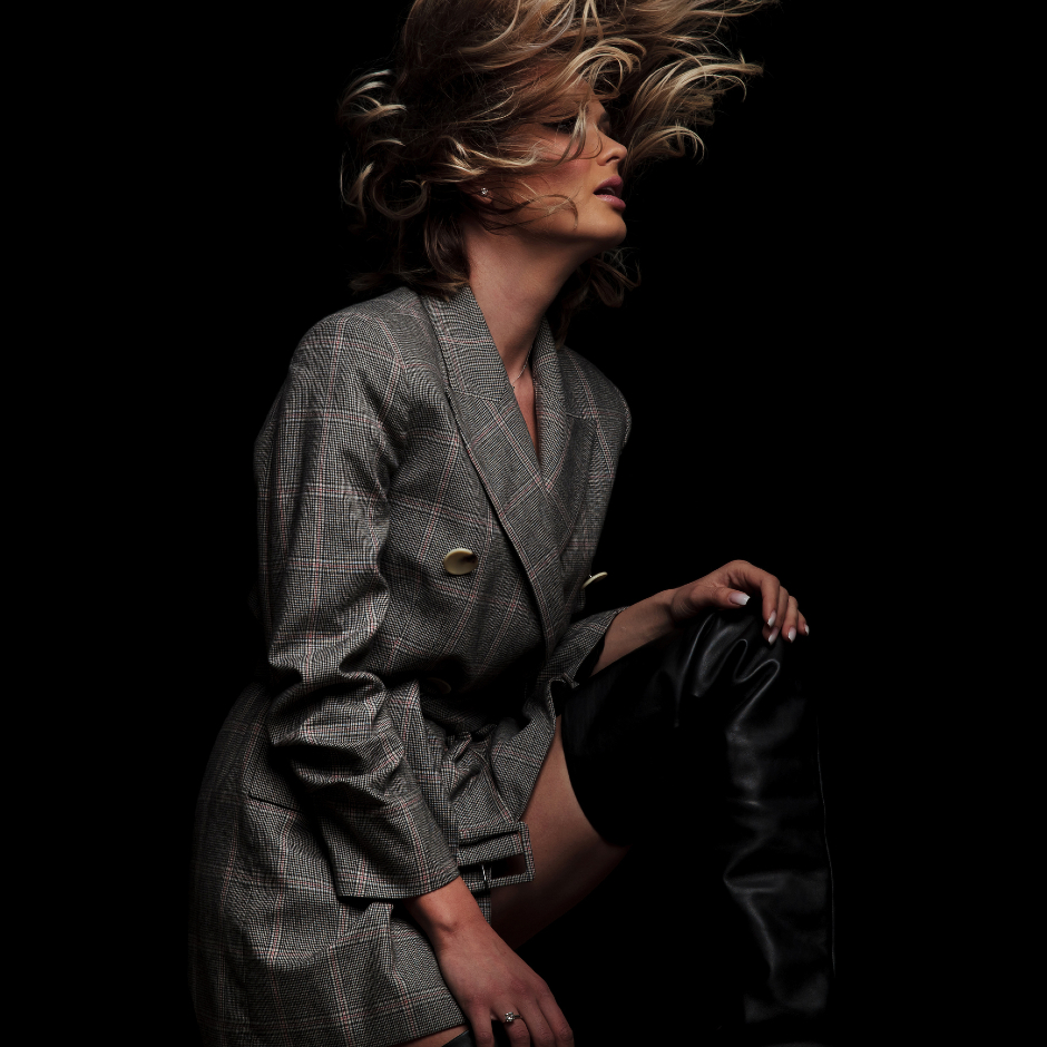 Junge Blau in Longblazer und Boots | Credit: iStock.com/feedough