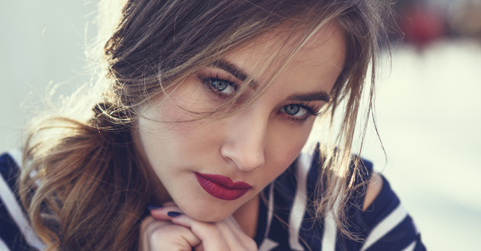 Junge selbstbewusste Frau | Credit: iStock.com/javi_indy