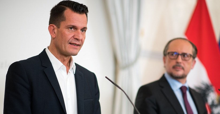 Gesundheitsminister Wolfgang Mückstein und Bundeskanzler Alexander Schallenberg bei einer gemeinsamen Pressekonferenz.