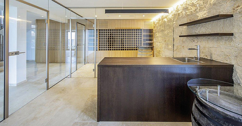 Eine Küche mit viel Holz und Stein verarbeitet