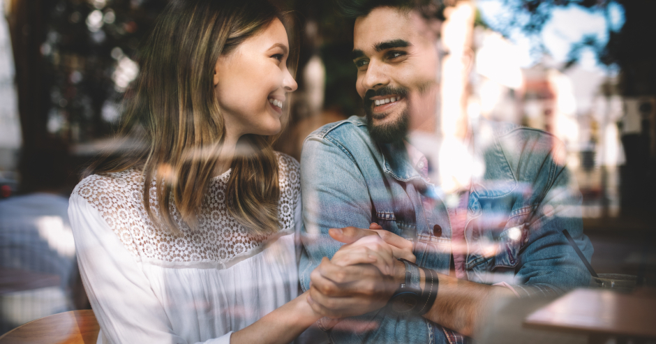 Junges verliebtes Paar in einem Café | Credit: iStock.com/nd3000