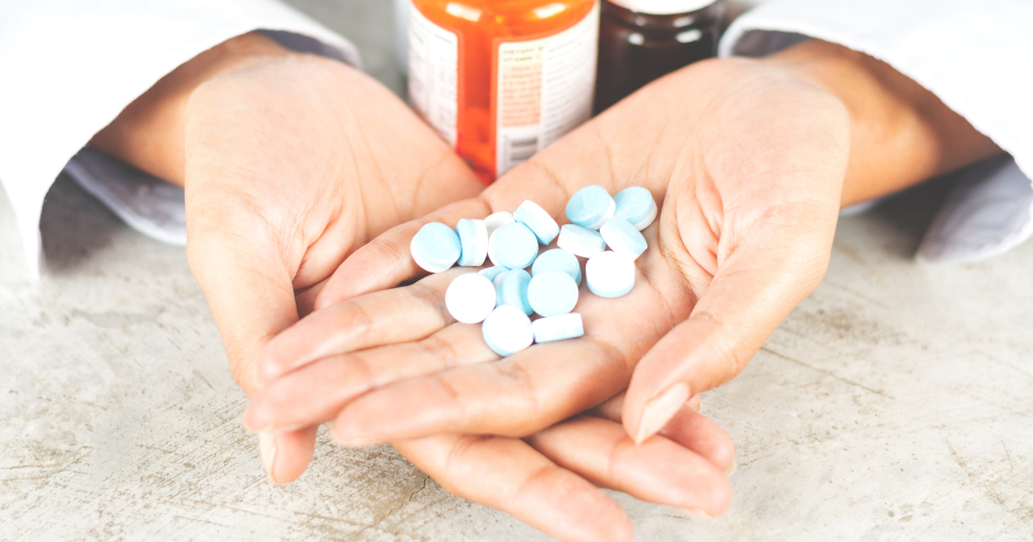Auswahl an Pillen in der Hand einer Ärztin | Credit: iStock.com/tanakorn kaewwan