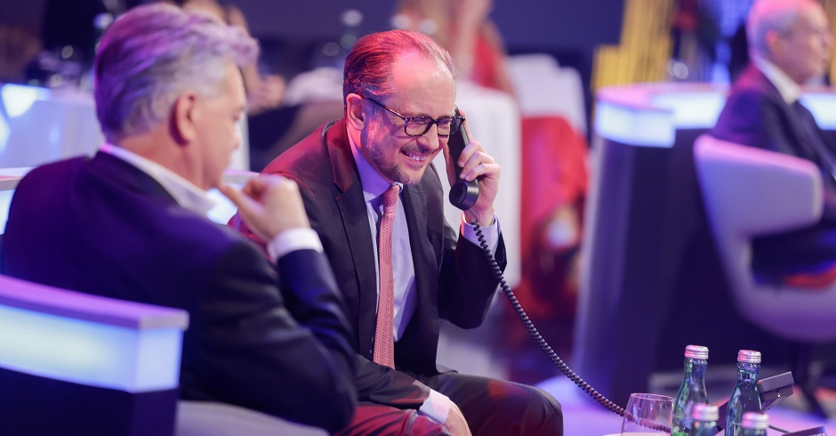 Bundeskanzler Alexander Schallenberg bei der Licht ins Dunkel Gala. Er telefoniert. Ebenfalls zu sehen mit dem Rücken zur Kamera: Viezekanzler Werner Kogler
