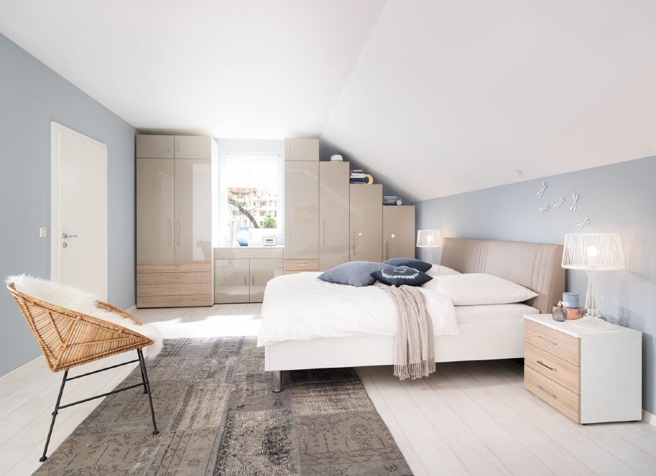 Helles, freundliches Schlafzimmer in Naturtönen | Credit: XXXLutz