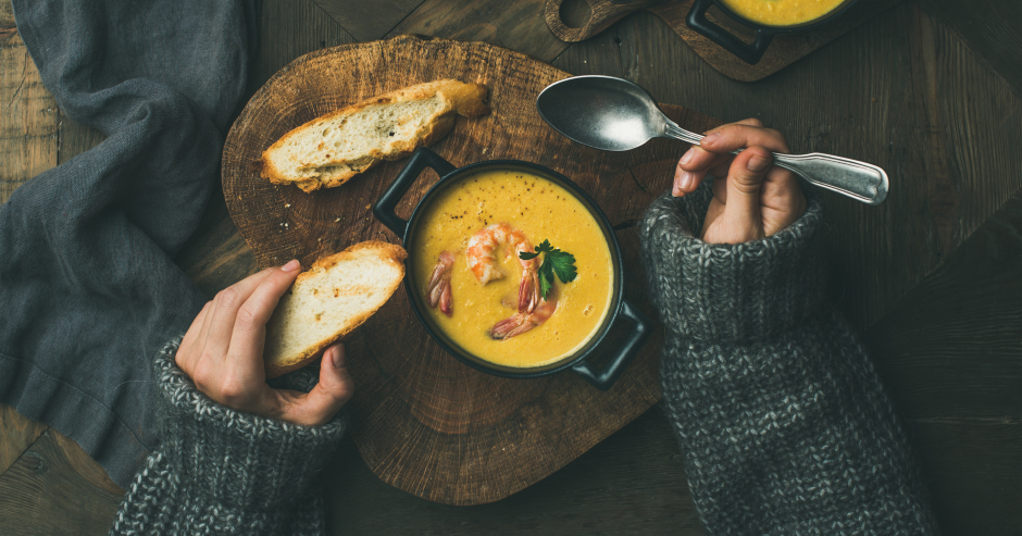 Frau isst Karottensuppe mit Gebäck | Credit: iStock.com/Foxys_forest_manufacture