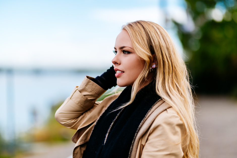 Junge blonde Frau blickt auf den See | Credit: iStock.com/Matthias Lindner