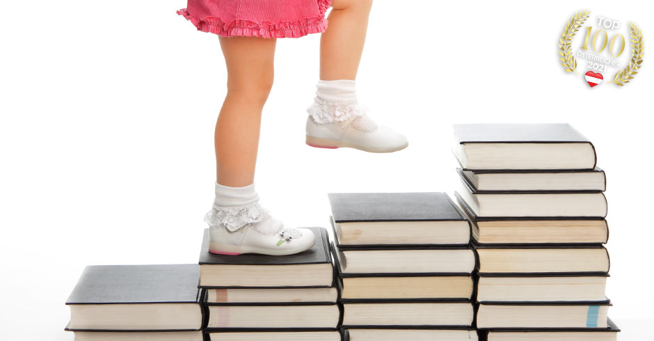Kinderfüße steigen auf Bücher I Credit: iStock.com/SerrNovik