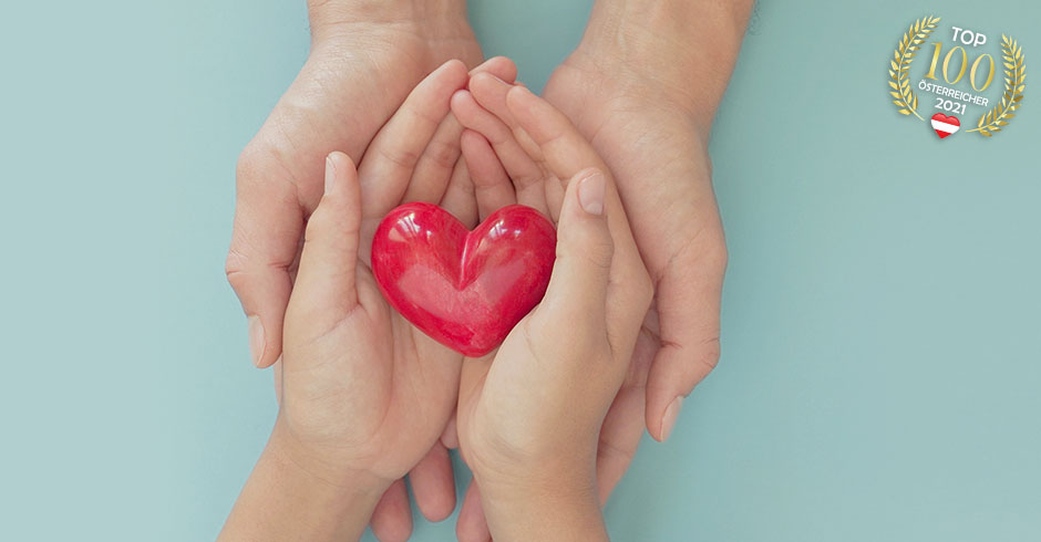 Herz in zwei Händen I Credit: iStock.com/ThitareeSarmkasat