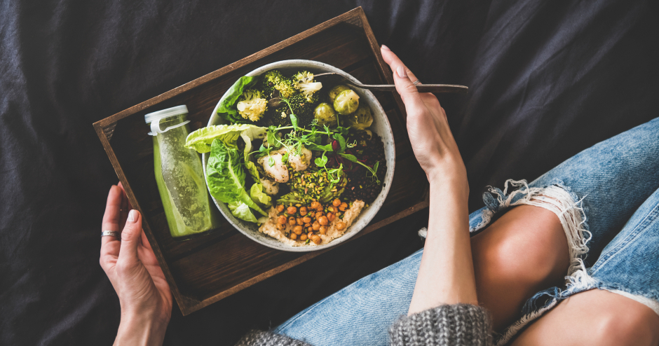 Teller mit veganem Gericht | Credit: iStock.com/Foxys_forest_manufacture