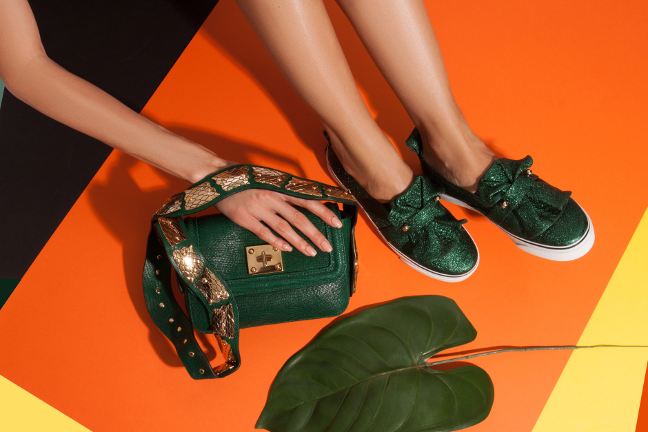 Frau in grünen Sneaker und mit passender Handtasche | Credit: iStock.com/Svetlana Eroshchenko