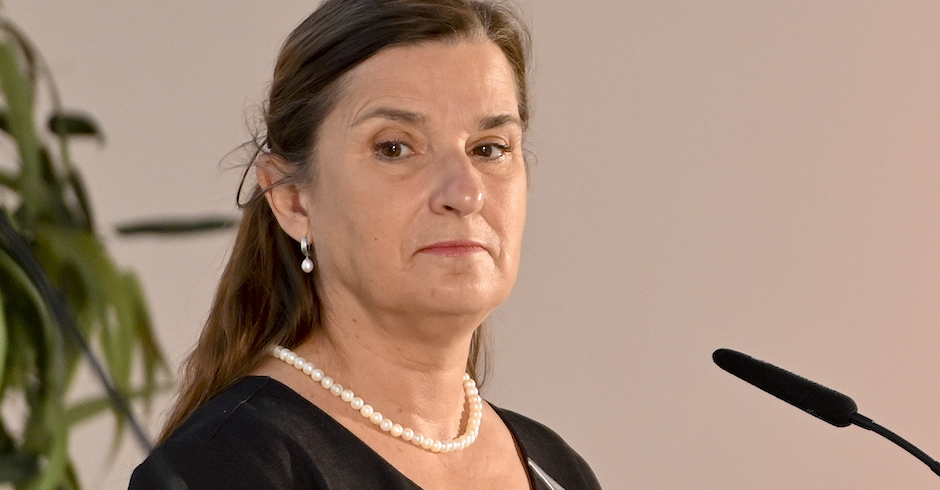 Porträt der Wissenschaftlerin mit Ohrringen und Perlenkette