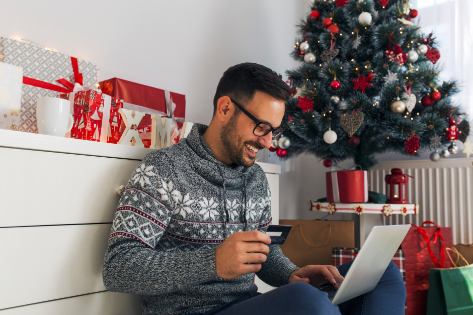 Mann beim Vorweihnachts-Shopping im Internet | Credit: iStock.com/Jelena Danilovic