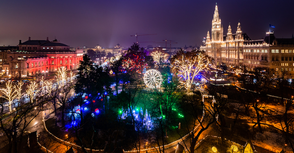 Blick auf die Weihnachtswelt vor dem Wiener Rahthaus | Credit: stadtwienmarketing/Johannes Wiedl