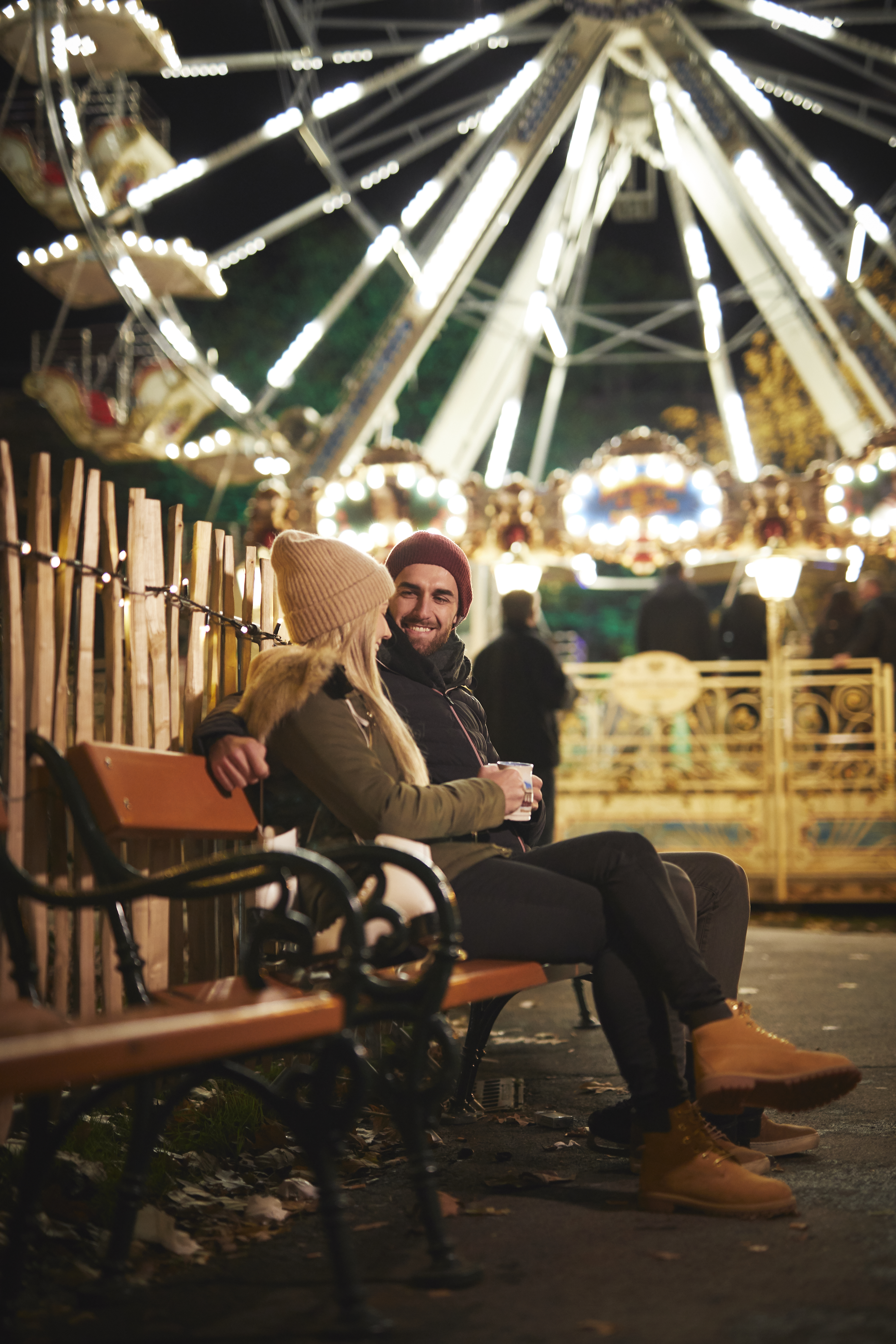 Mann und Frau im Winter vor einem Riesenrad | Credit: stadtwienmarketing/Max Matissek