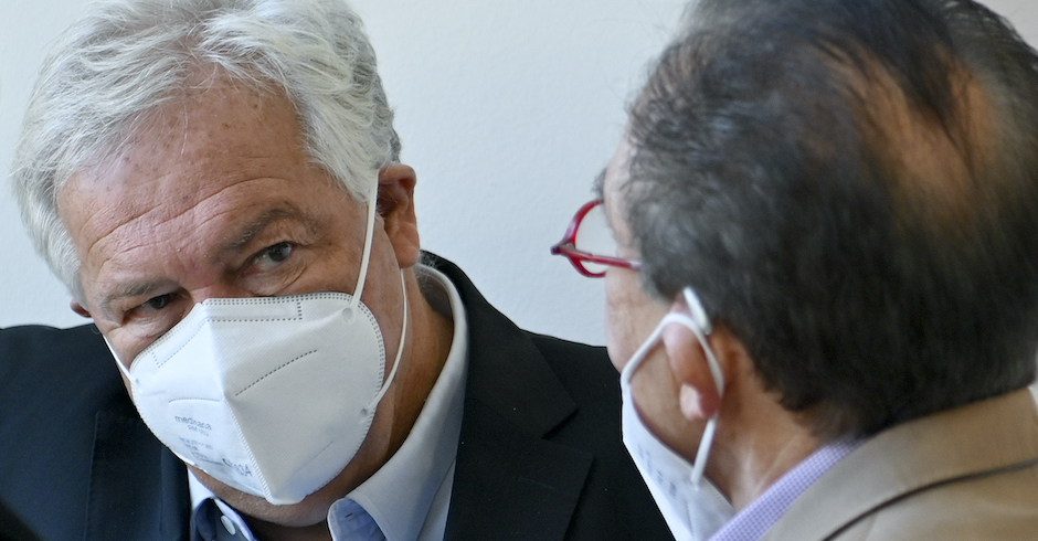 Fellner mit FFP2-Maske im Gespräch mit Anwalt Zanger
