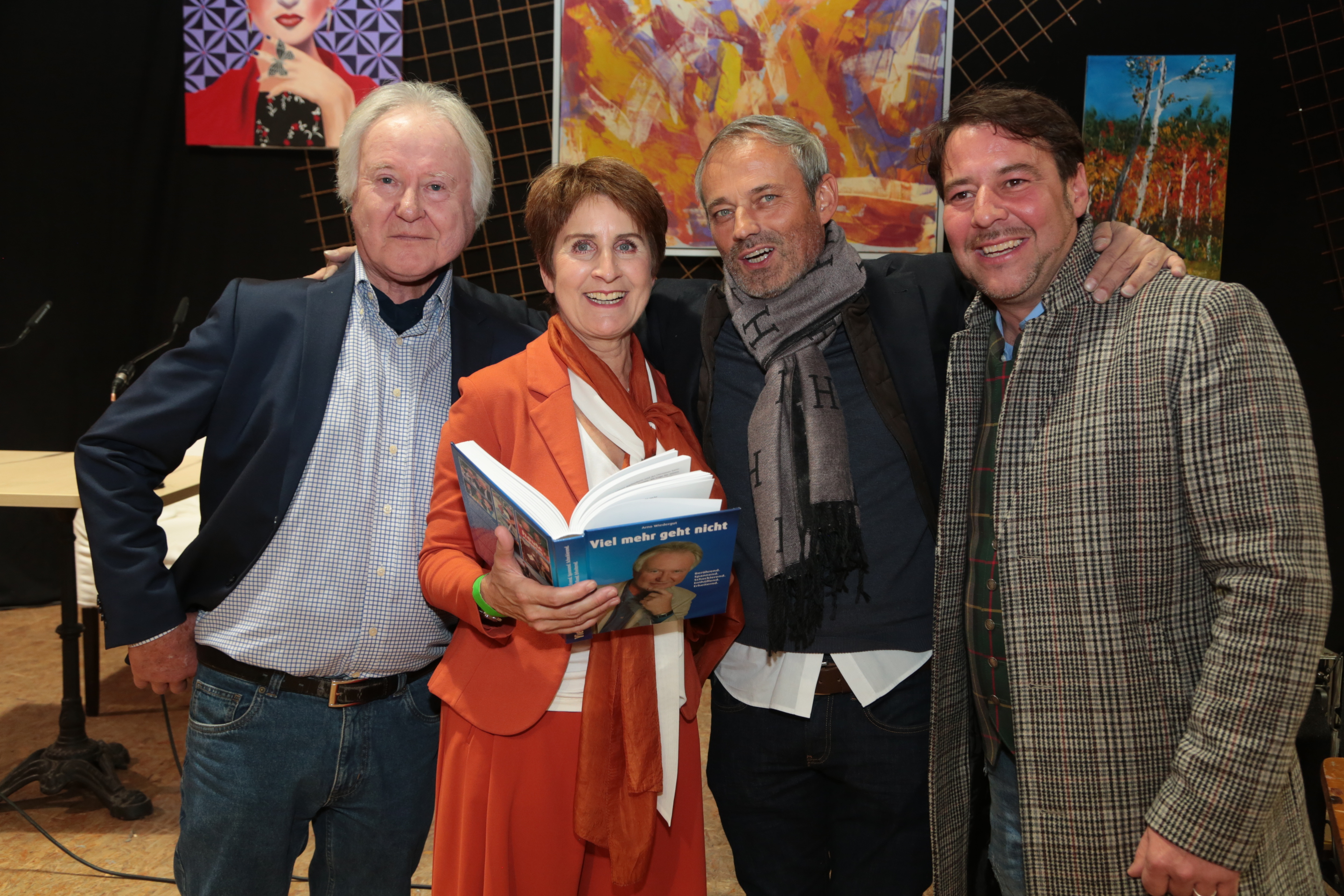 Arno Wiedergut im Kreise von Besuchern seiner Buchpräsentation in der Klagenfurter Sezession