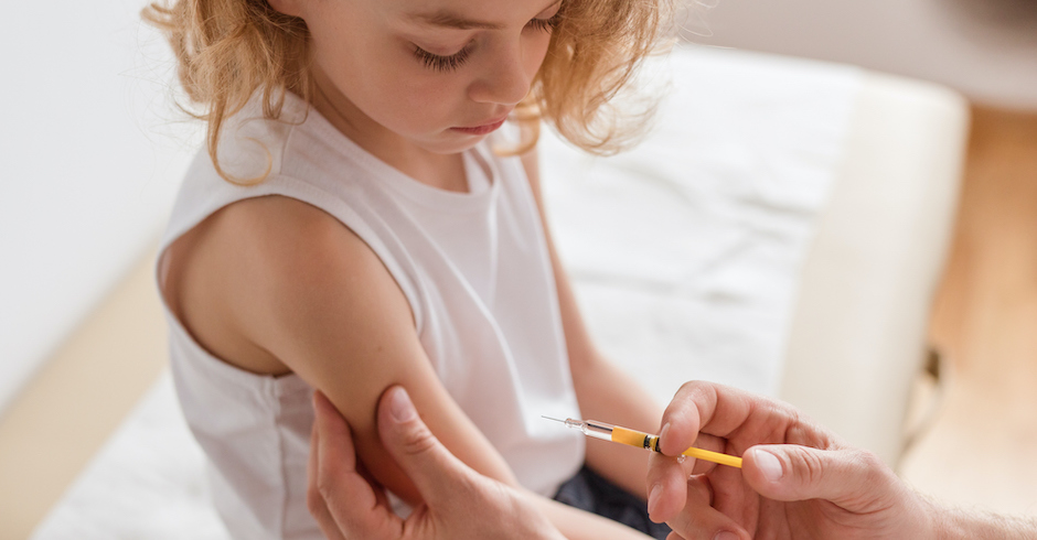 Kleines Kind bekommt eine Spritze | Credit: iStock.com/KatarzynaBialasiewicz