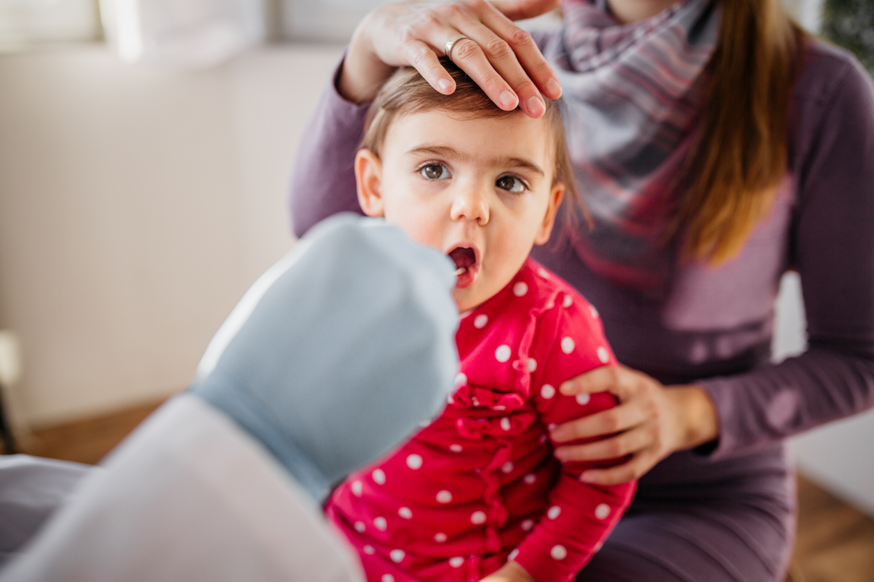 Kind macht einen Corona Test