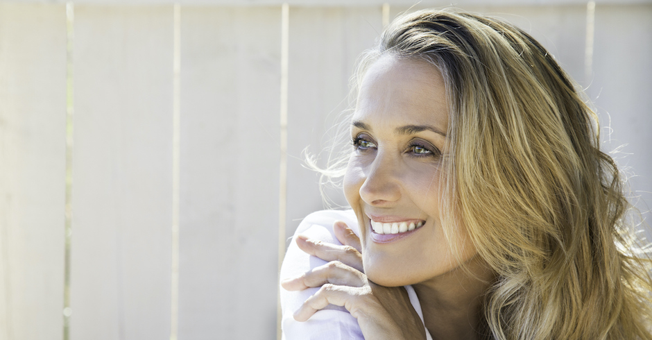 lächelnde Frau schaut verträumt | Credit: iStock.com/plprod