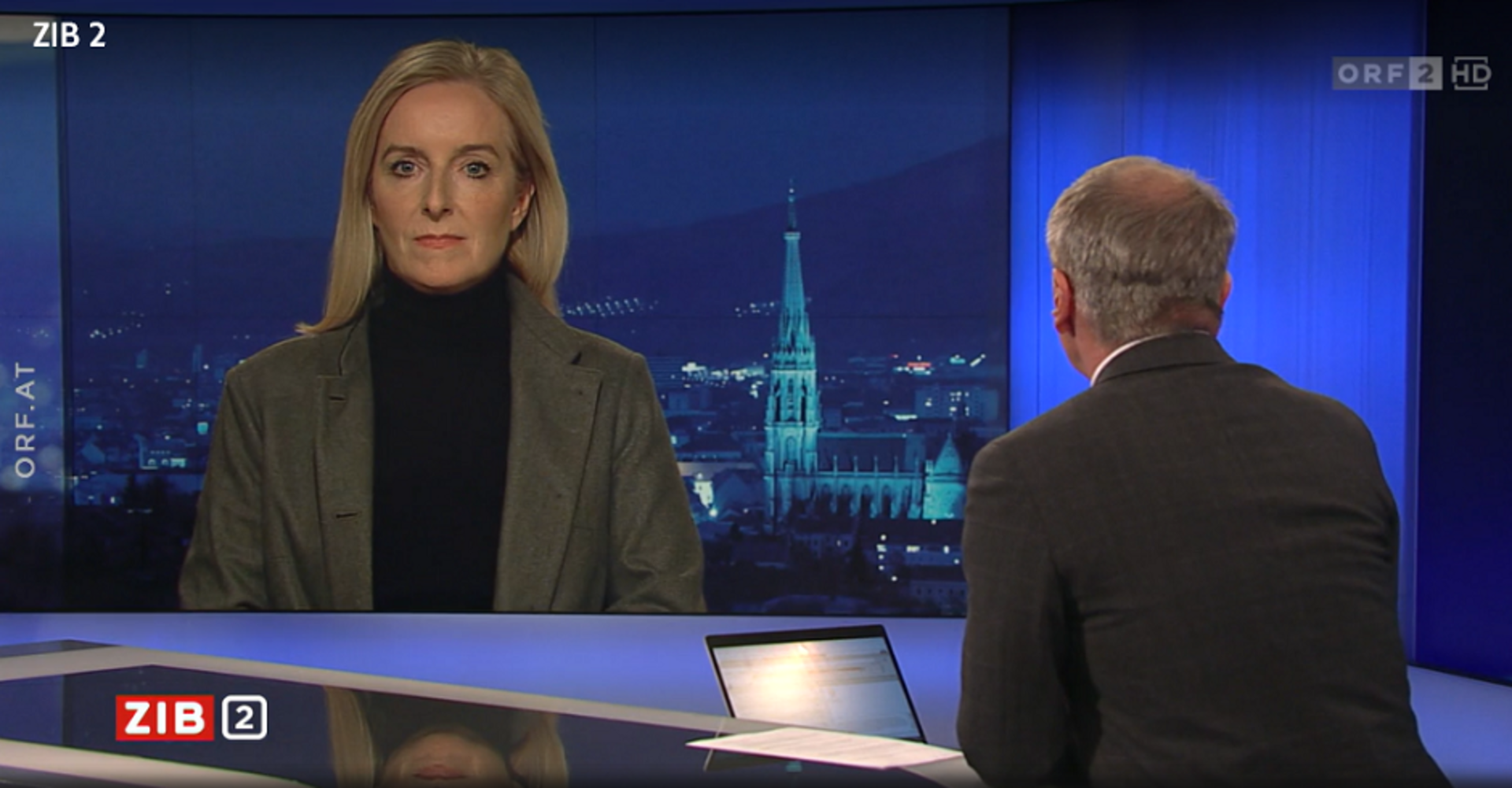 Eine Aufnahme aus der ZiB2. Armin Wolf interviewt Carmen Breitwieser, die über einen Monitor zugespielt ist.