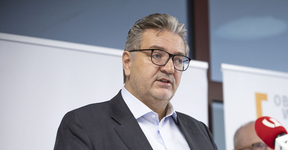 Porträt vor einem Mikrofon, Blick nach rechts vorn