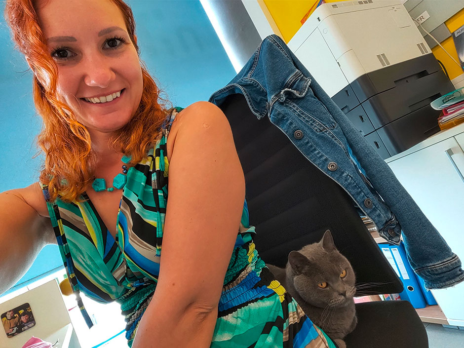 Lilli Platzer und ihre Katze namens Corona | Credit: Trubka GmbH