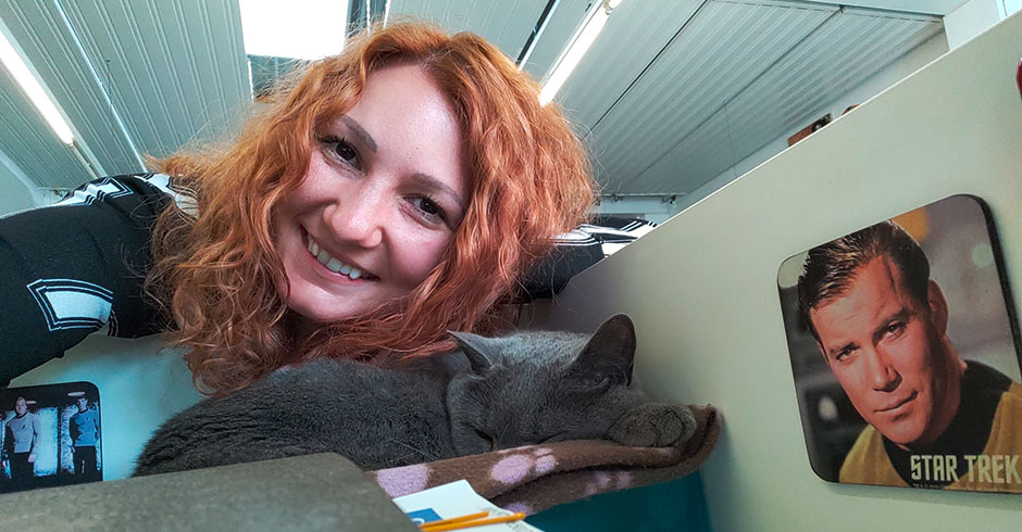 Lilli Platzer mit ihrer Katze Corona | Credit: Trubka GmbH