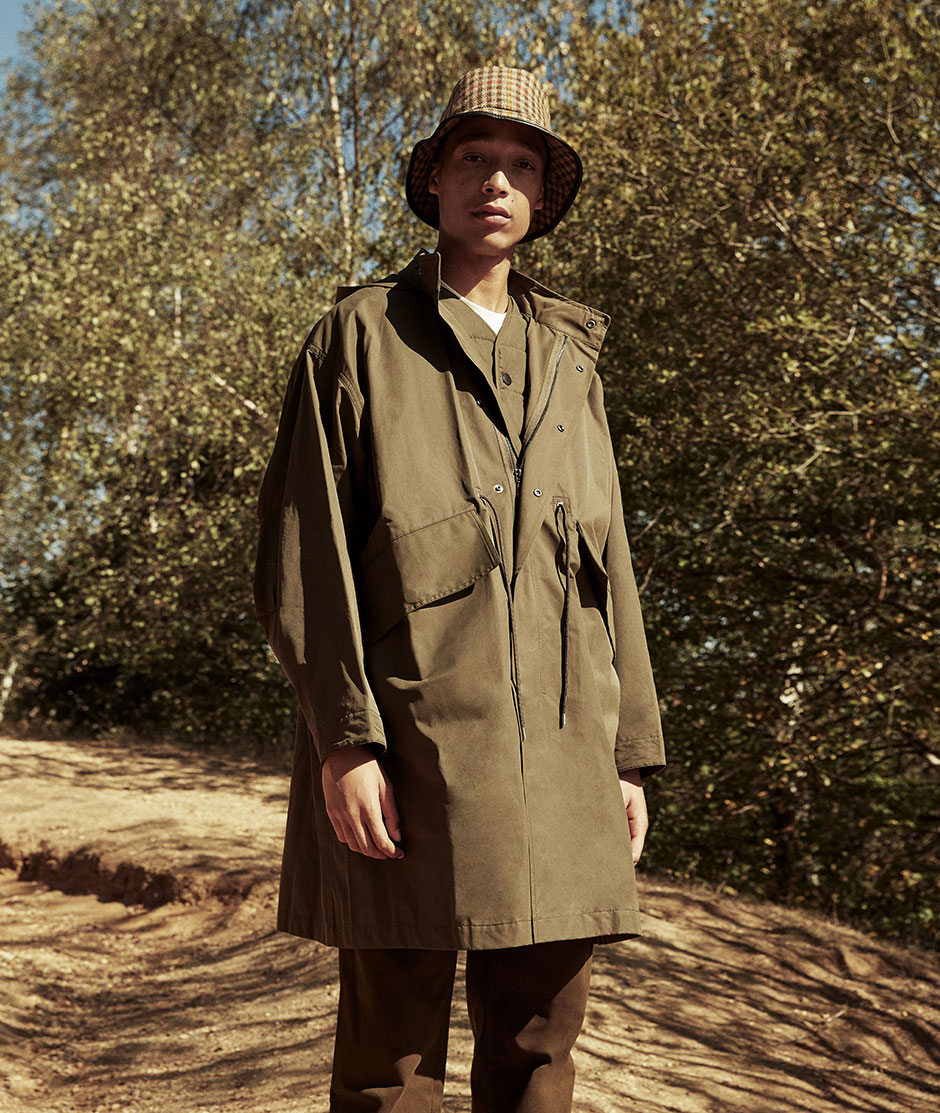 Mann mit Bucket Hat zu langem Mantel | Credit: Eyevine / picturedesk.com