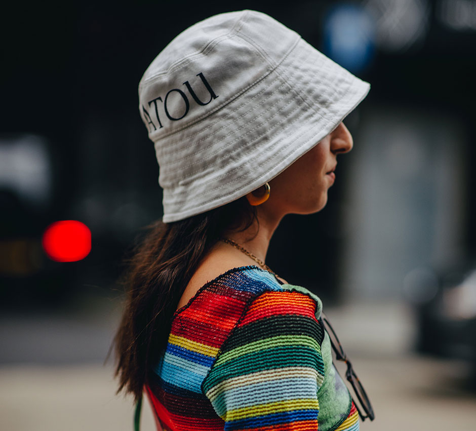 Frau mit Bucket Hat | Credit: Claire Guillon / Camera Press / picturedesk.com