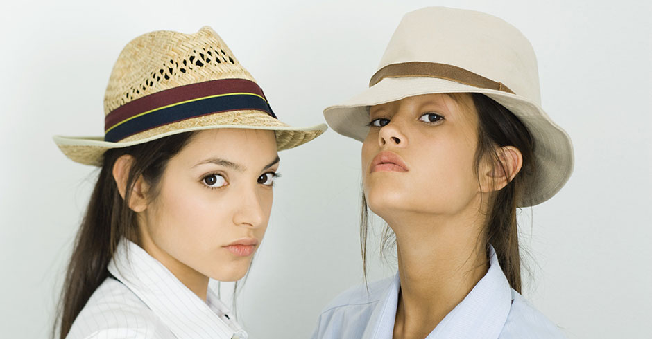 Zwei junge Frauen mit Bucket Hats | Credit: Laurence Mouton / PhotoAlto / picturedesk.com