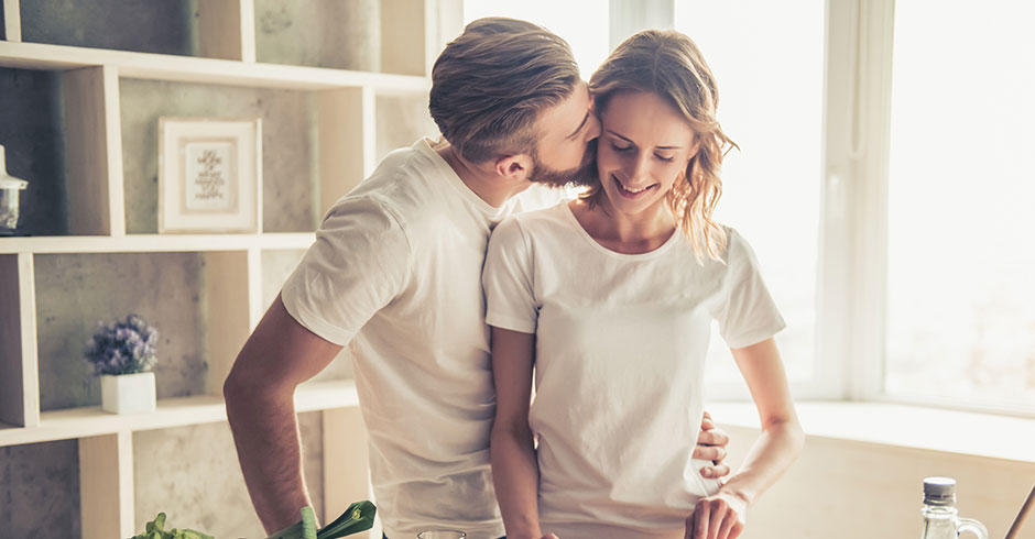 Verliebtes Paar beim gemeinsamen Kochen | Credit: iStock.com/GeorgeRudy