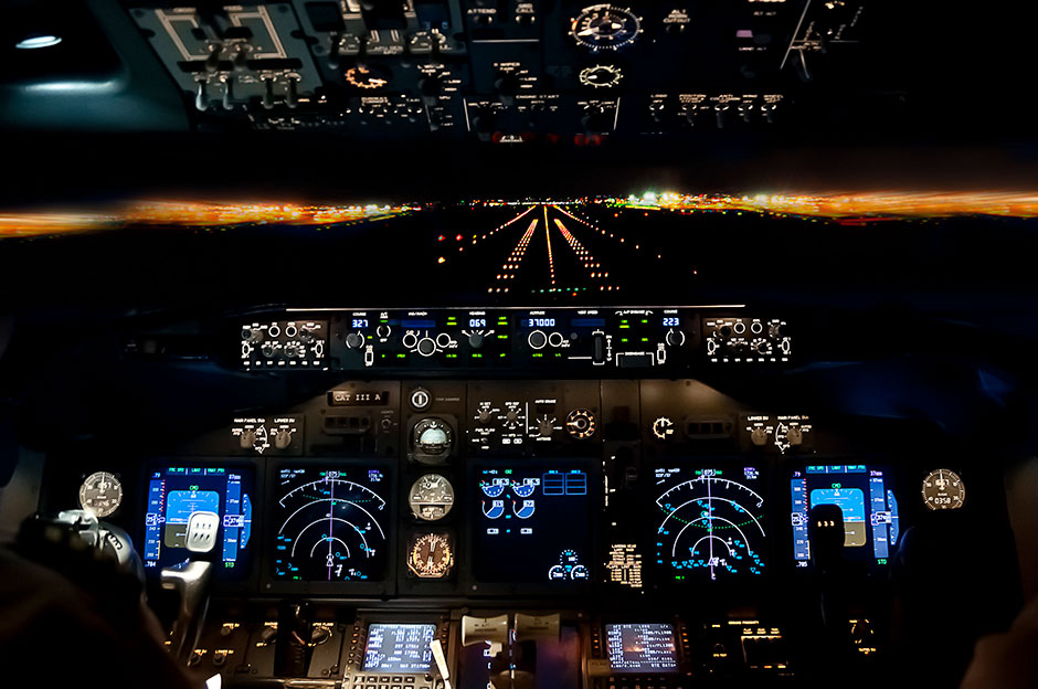 Im Cockpit eines Flugzeugs bei Nacht | Credit: iStock.com/Takosan