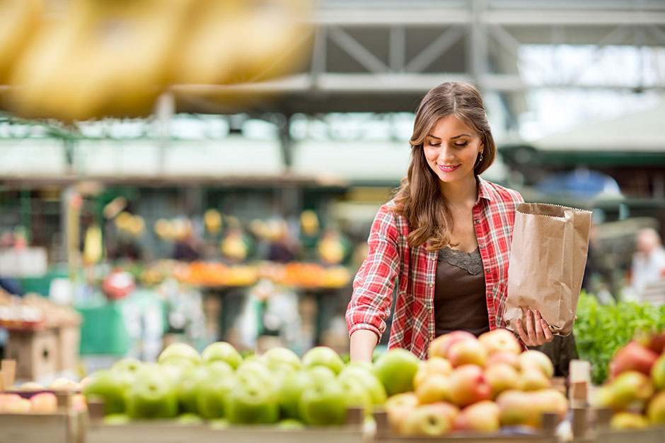 Junge Frau beim Einkaufen am Gemüsemarkt | Credit: iStock.com/LuckyBusiness