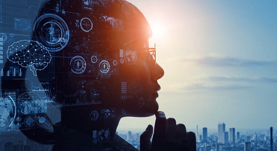 Frau im Sonnenlicht mit Datensätzen über ihrem Kopf | Credit: iStock.com/metamorworks