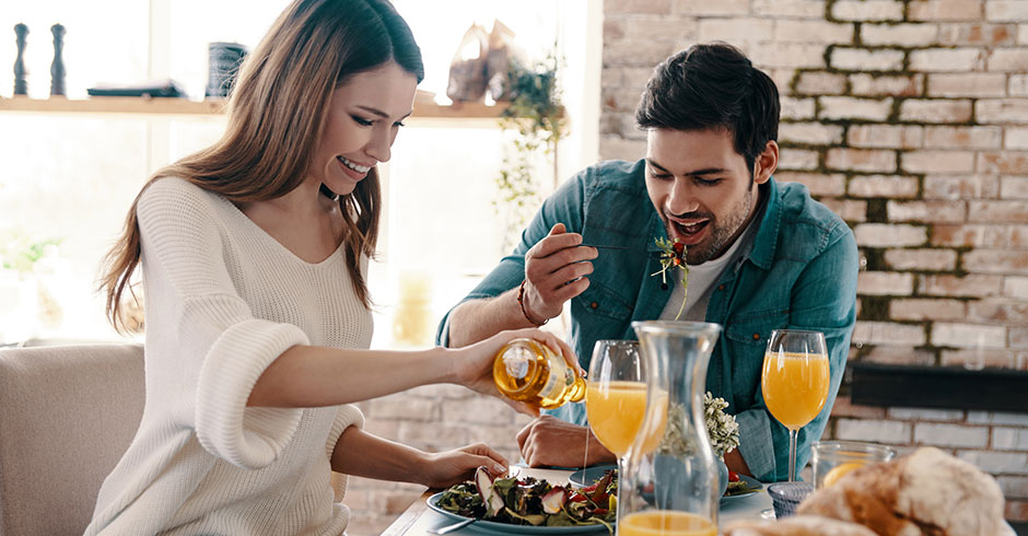 Junges Paar genießt miteinander ein gesundes Frühstück | Credit: iStock.com/g-stockstudio