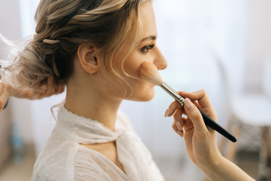 Frau wird professionell geschminkt | Credit: iStock.com/dikushin