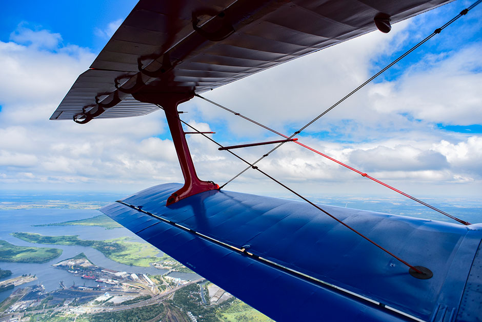 Flugzeug in der Luft mit Blick auf die Landschaft | Credit: iStock.com/Kamila Kozioł