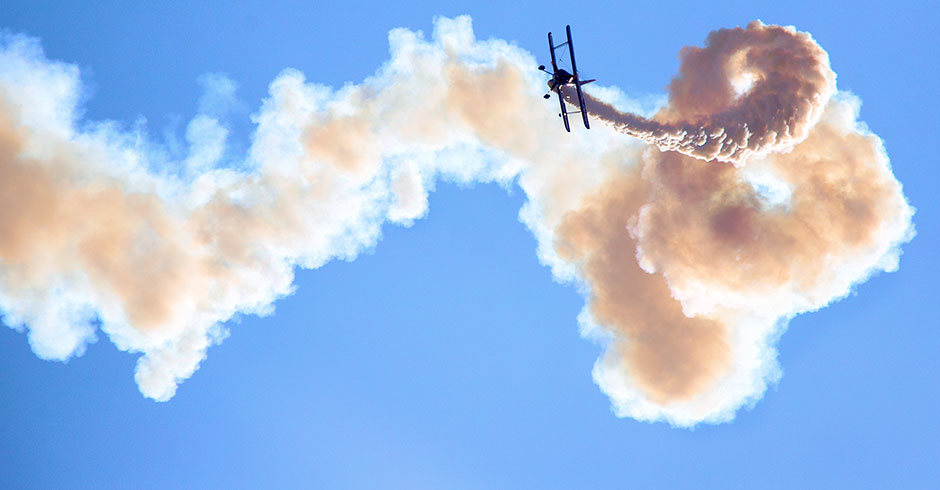 Flugzeug auf Looping-Kurs | Credit: iStock.com/EGE APAYDIN