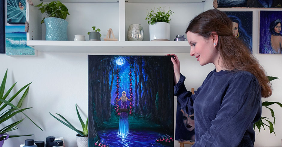 Lena Stöllinger mit einem ihrer Werke | Credit: Lena Stöllinger