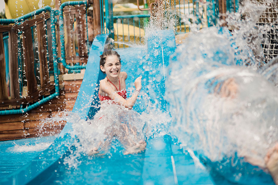 Mädchen rutscht im Erlebnisbad eine Rutsche herab | Credit: Oberösterreich Tourismus GmbH/Robert Maybach