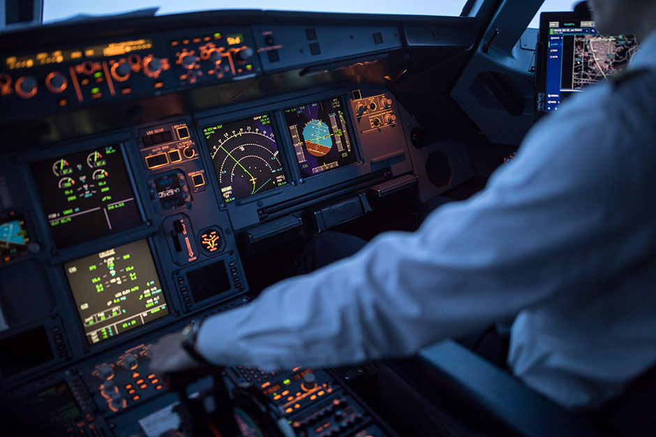 Pilot im Cockpit einer Verkehrsmaschine | Credit: iStock.com/ViktorCap
