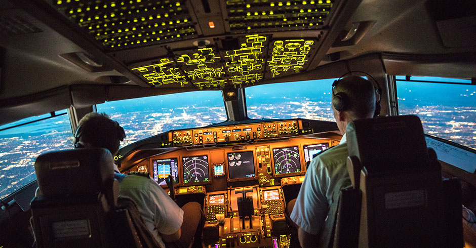Zwei Piloten im Cockpit einer Verkehrsmaschine | Credit: iStock.com/Rathke